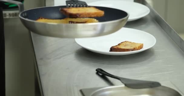 Tobogán Crepe Patata Frita Crujiente Mantequilla Aceite Sartén Inoxidable Servido — Vídeos de Stock