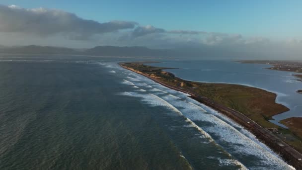 Rossbeigh Beach Kerry Ireland March 2022 无人机沿着丁格尔湾的海岸线向北推进 与Inch Mhaoilinn和Castlemaine港口相距很远 — 图库视频影像