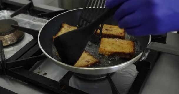 Close Fatia Panqueca Batata Fritando Manteiga Óleo Cozinha Restaurante Profissional — Vídeo de Stock