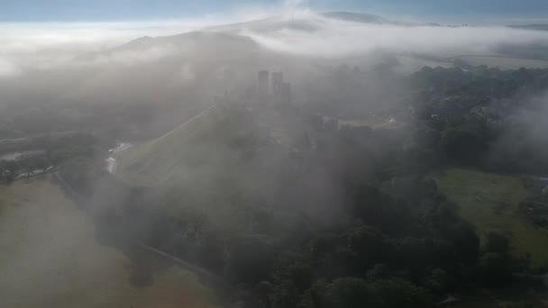 Corfe Castle Lift Reveal Fog — Stockvideo