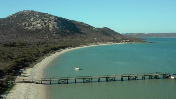 南非克拉尔巴伊西海岸国家公园内的快艇在静海中搁浅 空中射击 — 图库视频影像