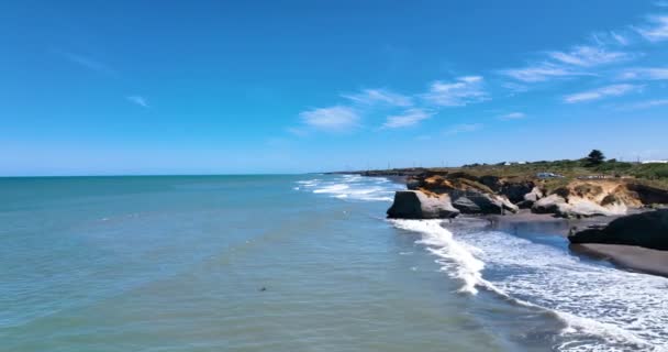 Voar Para Cave Beach Passado Arco Rocha Natural Selo Frolicking — Vídeo de Stock