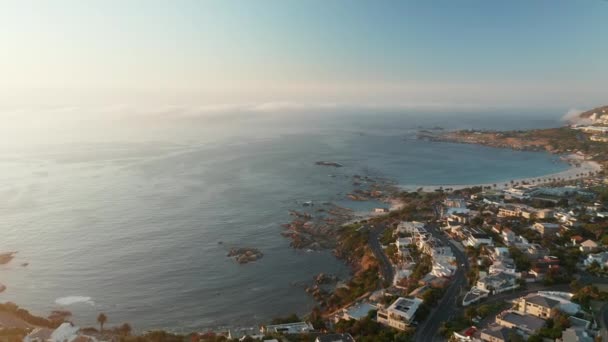 Flygfoto Över Kustförorten Camps Bay Kapstaden Sydafrika Flygdrönare Skjuten — Stockvideo