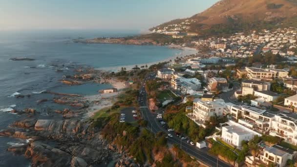 Luchtfoto Van Camps Bay Tidal Pool Kaapstad Zuid Afrika Drone — Stockvideo