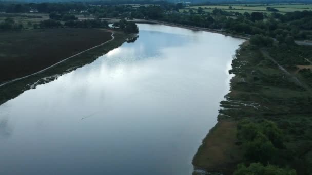 Estanque Lago Dron Elevándose Alto — Vídeos de Stock