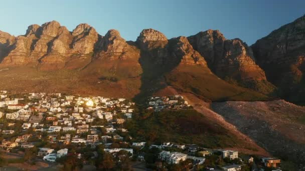Tolv Apostlar Berg Och Villor Vid Camps Bay Kapstaden Sydafrika — Stockvideo
