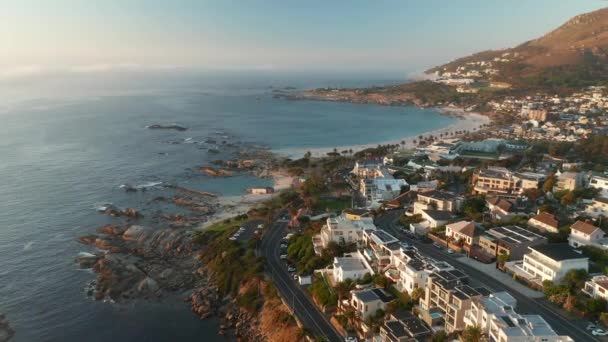 Küstenstraße Mit Luxusvillen Bakoven Beach Kapstadt Südafrika Drohnenschuss Aus Der — Stockvideo