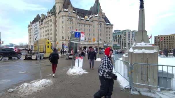 一群人走向自由车队的抗议 加拿大渥太华 — 图库视频影像