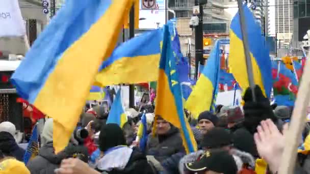 Tłum Ludzi Protestujących Przeciwko Rosyjskiej Inwazji Ukrainę Protestujący Trzymający Ukraińskie — Wideo stockowe