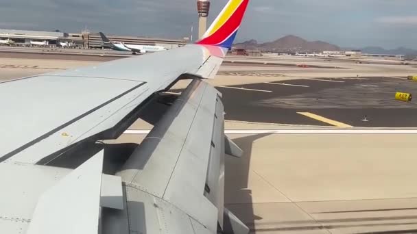 西南翼降落在机场跑道上的飞机的窗口视图 — 图库视频影像