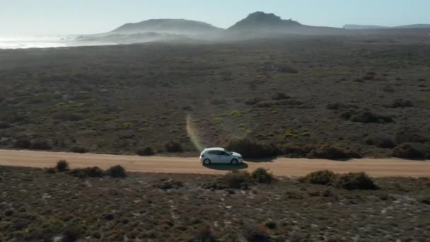 Белый Volkswagen Polo Tsi Проезжая Живописному Ландшафту Национальном Парке Западного — стоковое видео
