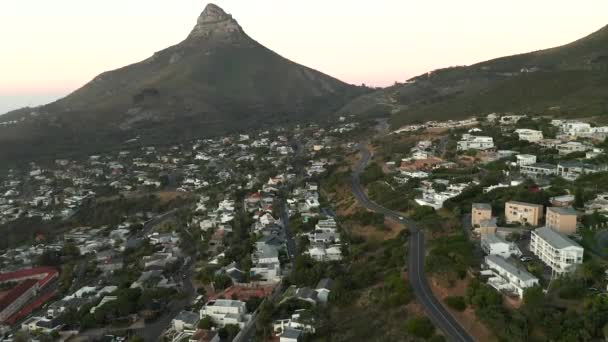南非开普敦坎普湾大道和狮头山的空中景观 无人驾驶飞机射击 — 图库视频影像
