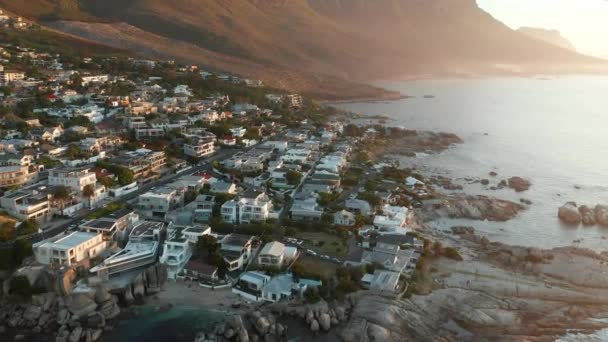 Landschaft Einer Küstenstadt Bei Camps Bay Kapstadt Südafrika Drohnenschuss Aus — Stockvideo