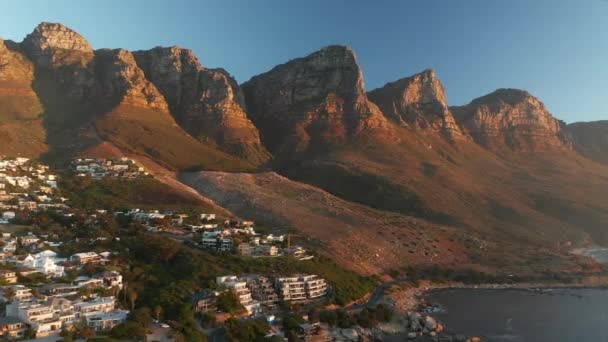 Prachtig Landschap Camps Bay Villa Apostelen Mountain Zuid Afrika Luchtfoto — Stockvideo