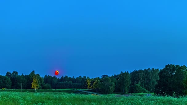 背景に森と緑の草原の上に月を設定する静的なビュー 朝まで夜を徹してタイムラプス — ストック動画