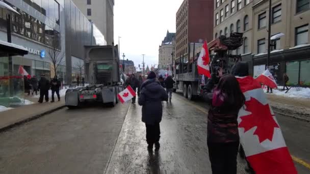 View Blocked Road Trucks Protesters Flags Freedom Convoy Ottawa Ontario — ストック動画