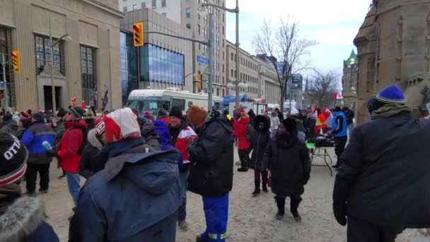 Protestující Shromážděte Ulici Aby Covid Mandáty Omezení Hladký Výstřel Panenky — Stock video