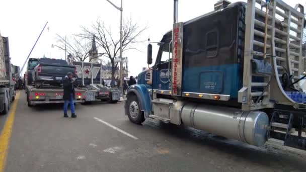 トラックによる道路封鎖とカナダの旗を振っている男 カナダのオンタリオ州オタワで抗議する自由船団のトラック運送 — ストック動画