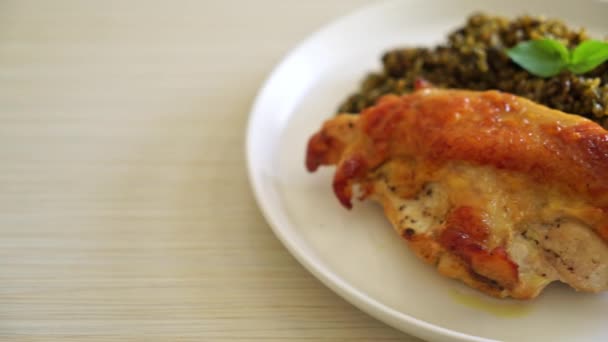 Pesto Sült Rizs Grillezett Csirkével Fehér Tányéron — Stock videók