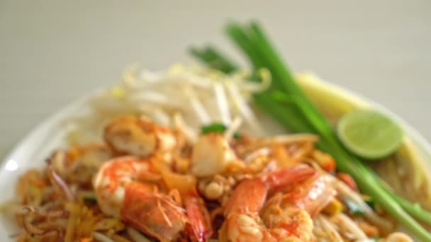 Pad Thai Seafood Mexer Macarrão Frito Com Camarões Lula Polvo — Vídeo de Stock