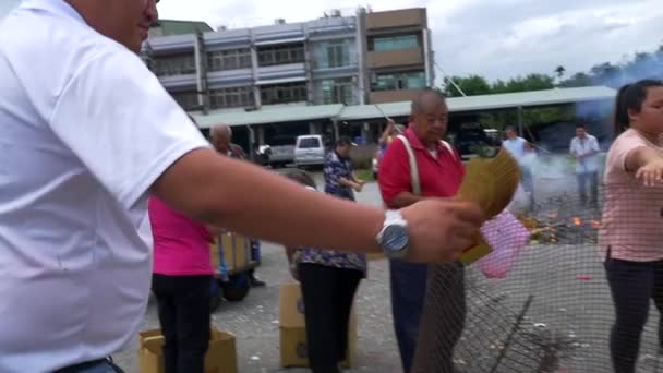 Close Man Throwing Paper Money Fire Pit Spiritual Ceremony Appease — Vídeos de Stock