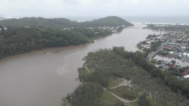 澳大利亚昆士兰州东南部的Tallebudgera Creek在一个多云的日子里被无人驾驶飞机击中 — 图库视频影像