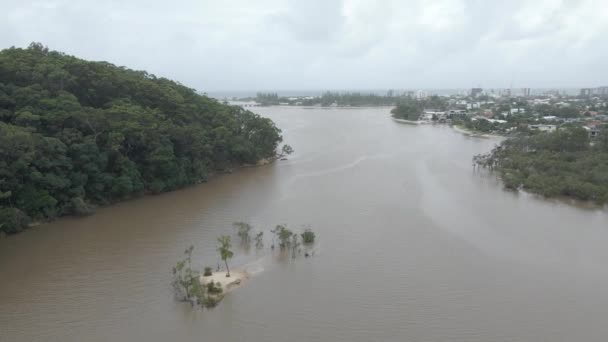 Aerial View Tallebudgera Creek Pilvinen Päivä Gold Coast City Queensland — kuvapankkivideo