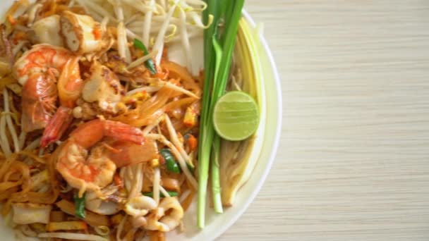 Pad Thai Seafood Mélanger Les Nouilles Frites Avec Des Crevettes — Video