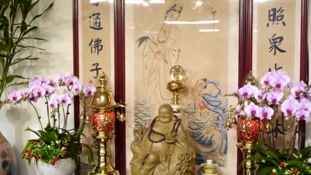 Rzeźbione Drewniane Śmiech Budda Siedzi Sanktuarium Owoców Świec Ozdobione Przodu — Wideo stockowe