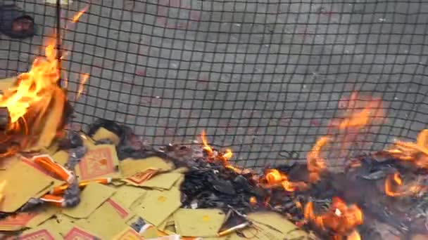 Χαρτί Χρήματα Στην Πυρκαγιά Μέσα Κλουβί Λάκκο Φωτιά Άτομα Πόδια — Αρχείο Βίντεο