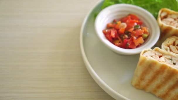 メキシカンケサディラチキン トルティーヤラップチキンとメキシコのソースとチーズ メキシコ料理スタイル メキシコ料理スタイル — ストック動画