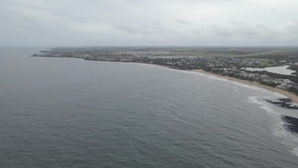 Panoraamanäkymät Rannalle Rannikkokaupunkiin Bundabergin Alueella Queenslandissa Australiassa Antenni Drone Shot — kuvapankkivideo