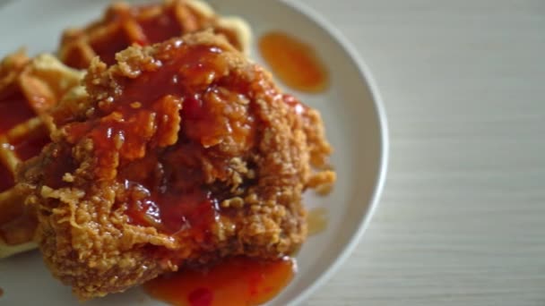 Hausgemachtes Gebratenes Hühnchen Mit Waffeln Und Würziger Sauce — Stockvideo