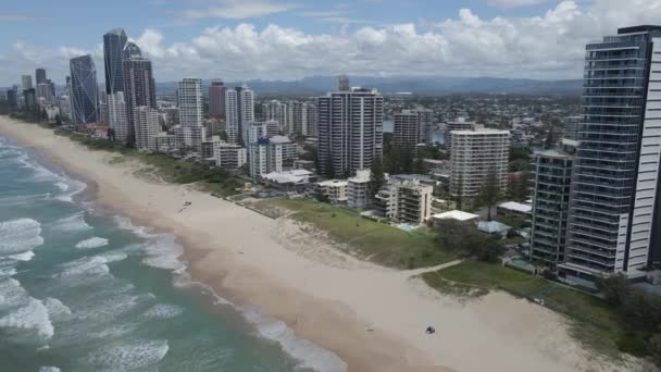 Malerischer Blick Auf Hoch Aufragende Gebäude Wasser Bei Surfers Paradise — Stockvideo