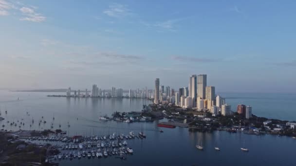 夕日の景色Cartagena湾 Bocagrande と都市のスカイライン 日没のカルタヘナのスカイラインコロンビア コロンビアのカルタヘナ地区のボカグランデ地区の空中写真 — ストック動画