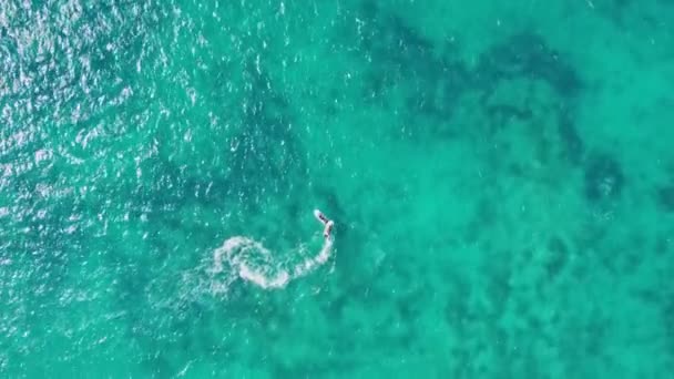 Аэриал Лодка Плывущая Красивым Бирюзовым Водам Канкуна Мексика — стоковое видео