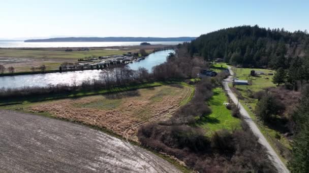 Cinematic Aerial Drone Trucking Shot Craft Island Skagit River Valley — Vídeos de Stock