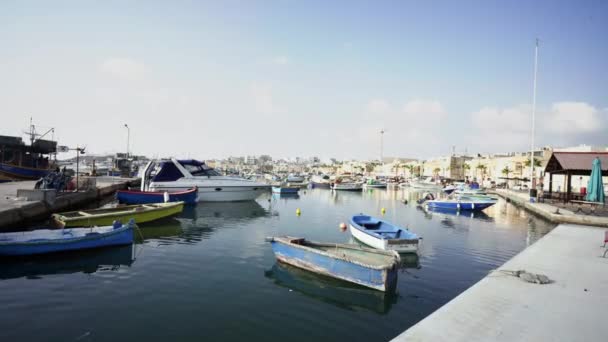 Υπερχείλιση Στόλου Αλιευτικών Σκαφών Αγκυροβολημένων Στο Marsaxlokk Της Μάλτας — Αρχείο Βίντεο
