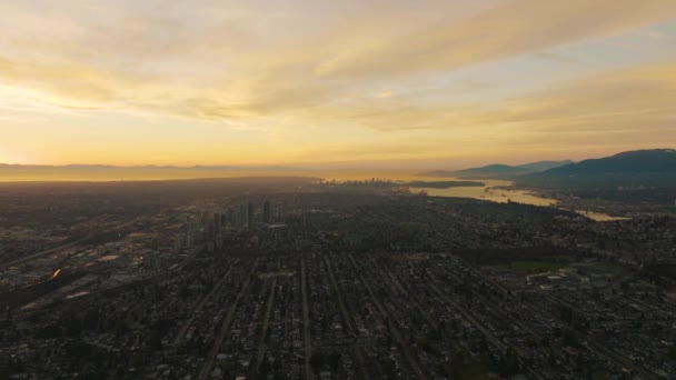 Gyllene Solnedgång Över Den Vidsträckta Metropolen Västkusten Vancouver Antenn — Stockvideo