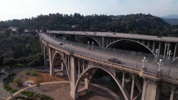 Drone Video Busy Car Traffic Archway Colorado Street Bridge Pasadena — Vídeo de Stock