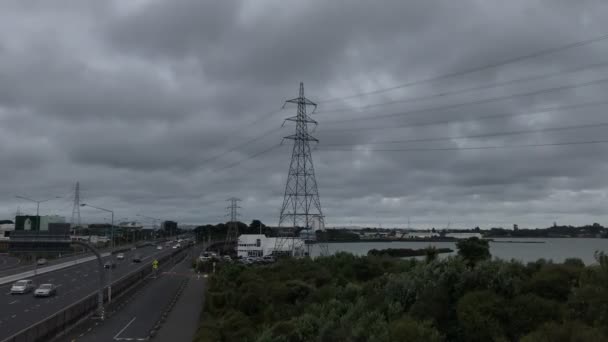 Time Lapse Storm Moln Flyttar Över Elektrisk Pylon Förutom Motorvägen — Stockvideo