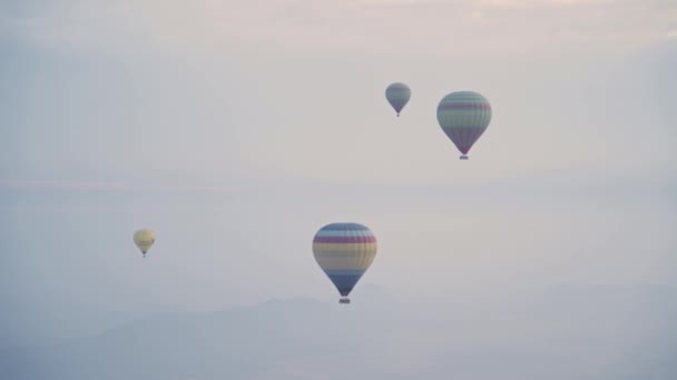 Gruppe Von Heißluftballons Fliegt Über Neblige Landschaft Marokkos Blick Von — Stockvideo