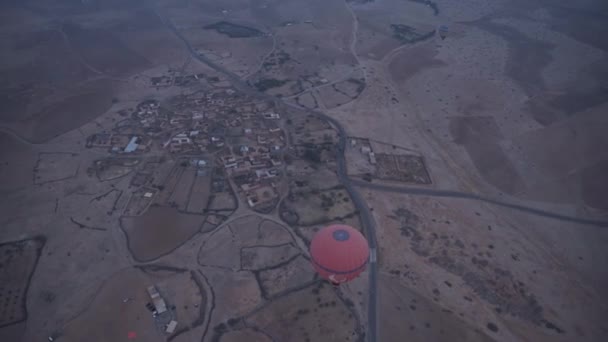 Horkovzdušný Balón Létat Nad Městečkem Maroku Ruční Pohled Shora — Stock video