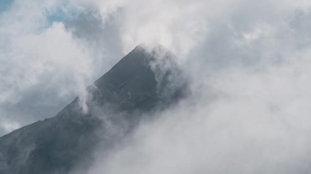 Clouds Reveal High Peak Volcano Mountain Guatemala Handheld View — Wideo stockowe