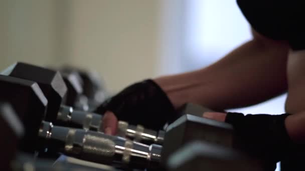 Жіночі Руки Рукавичках Тренувань Коригують Гантелі Стійці Тренажерному Залі Середнього — стокове відео