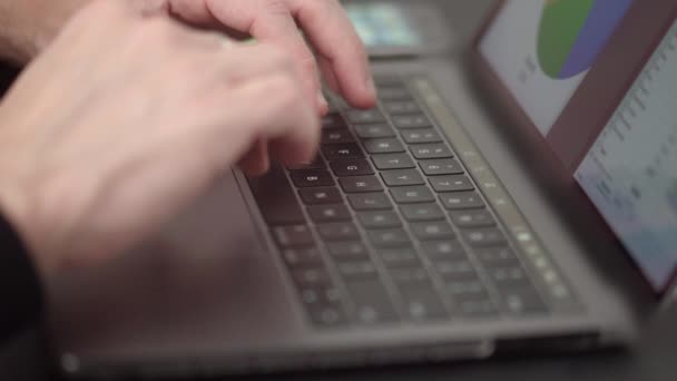 Man Handen Typen Zijn Laptop Toetsenbord Aan Zijn Bureau — Stockvideo