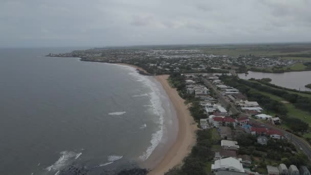 Coastal Town Beach Pochmurny Dzień Bundaberg Queensland Australia Zdjęcia Dronów — Wideo stockowe