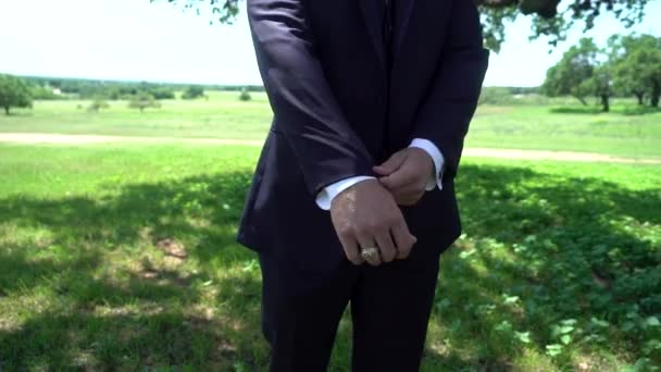 Een Bruidegom Repareert Zijn Manchetknoop — Stockvideo