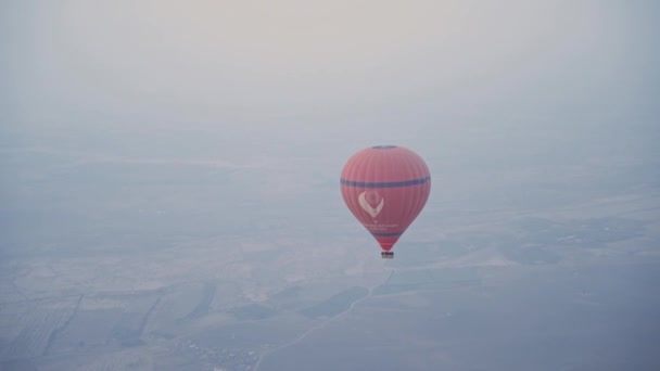 Balão Quente Vermelho Voando Sobre Paisagem Marrocos Vista Aérea Portátil — Vídeo de Stock