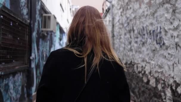 Zpomalení Střední Záběr Záda Mladé Blondýny Procházející Uličkou Během Mírného — Stock video